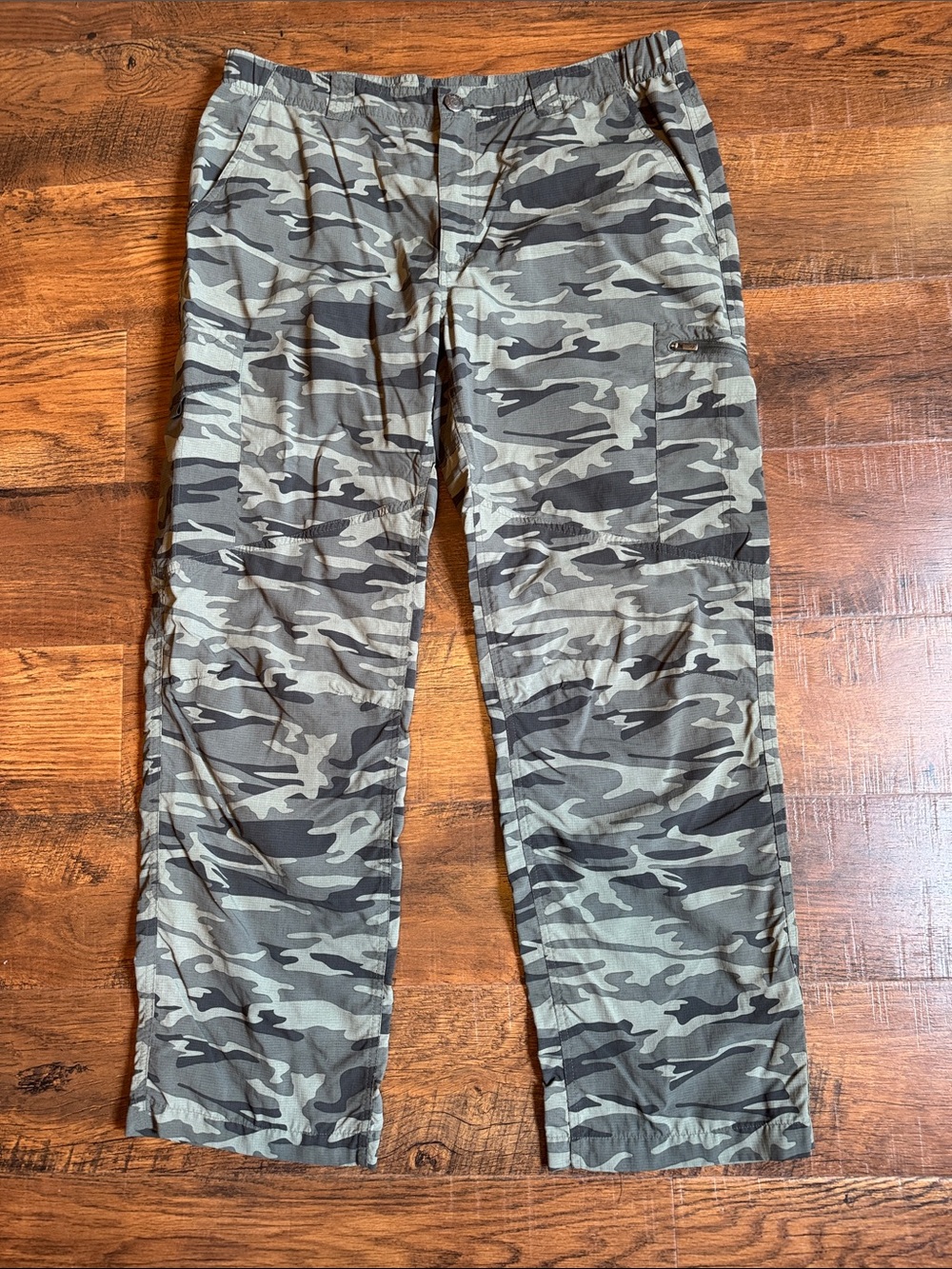 Men’s size 36W 30L Columbia Brand fishing/sportsman Camo lightweight pants.